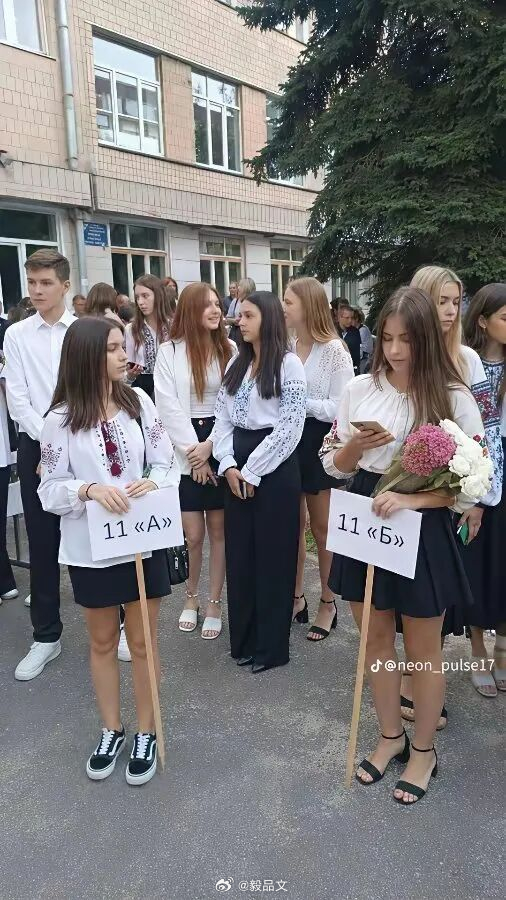 许多乌克兰城市男女比例严重失衡，9月开学，有的高中班级男生仅有1到3人。　　照这