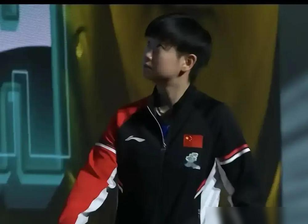 头哥和妹宝一起走红毯，刚走出后台还挺同步，五步之后节奏直接崩了，头哥嗖地往前冲，