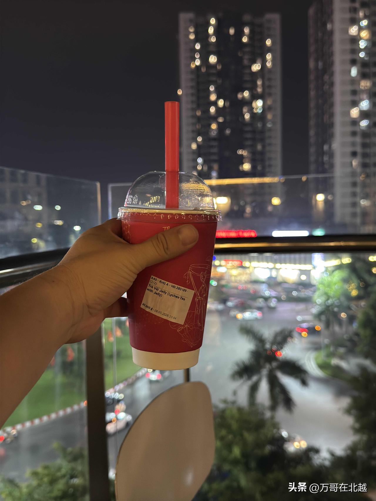 我带着越南女友去中国餐馆。女友负责点菜，菜上桌后我愣住了。两个人点了七个菜，还有