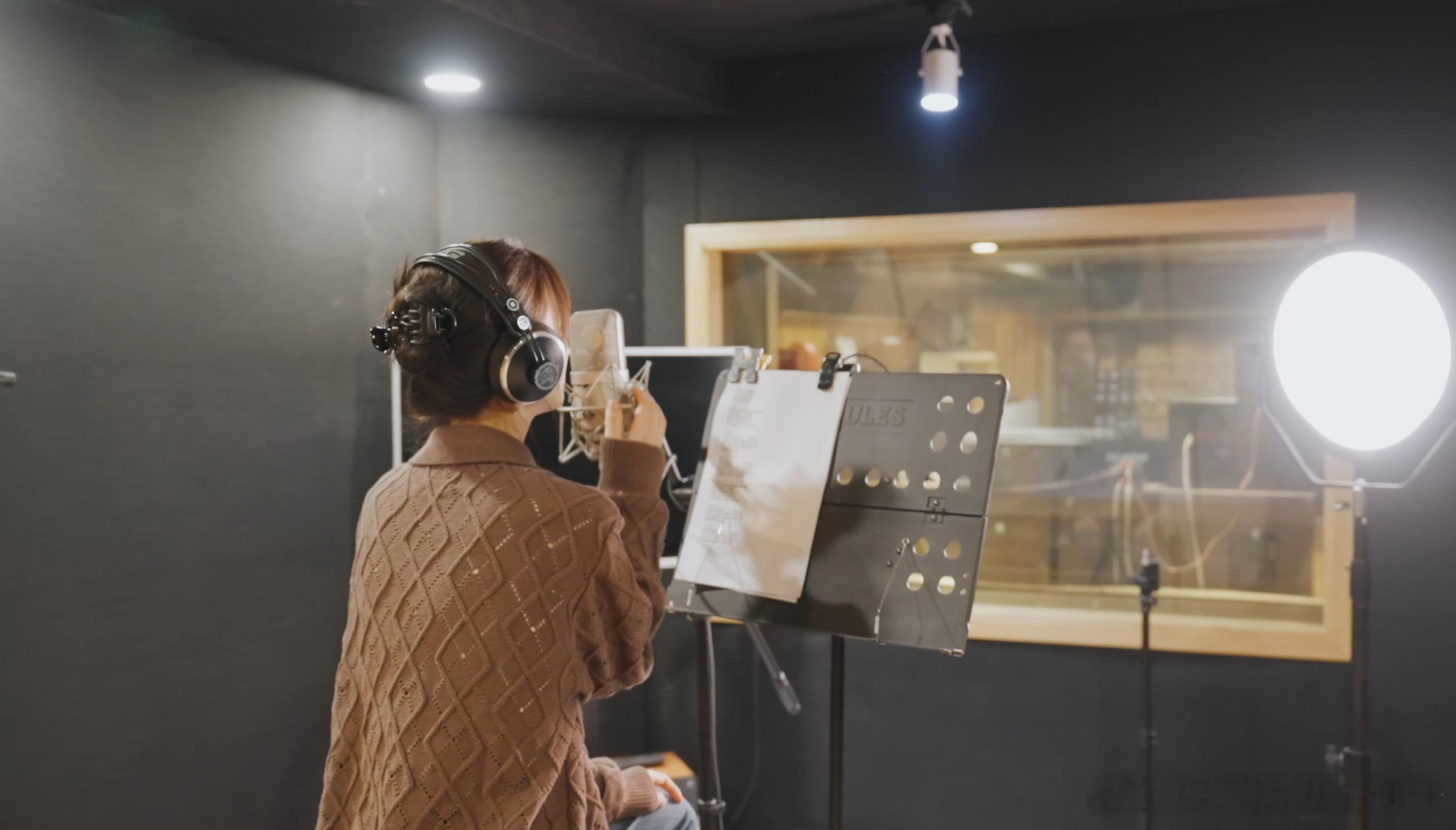 周芯竹发歌 周芯竹的首唱单曲今天上线了，不完美也是完美，美女姐姐有心了[doge