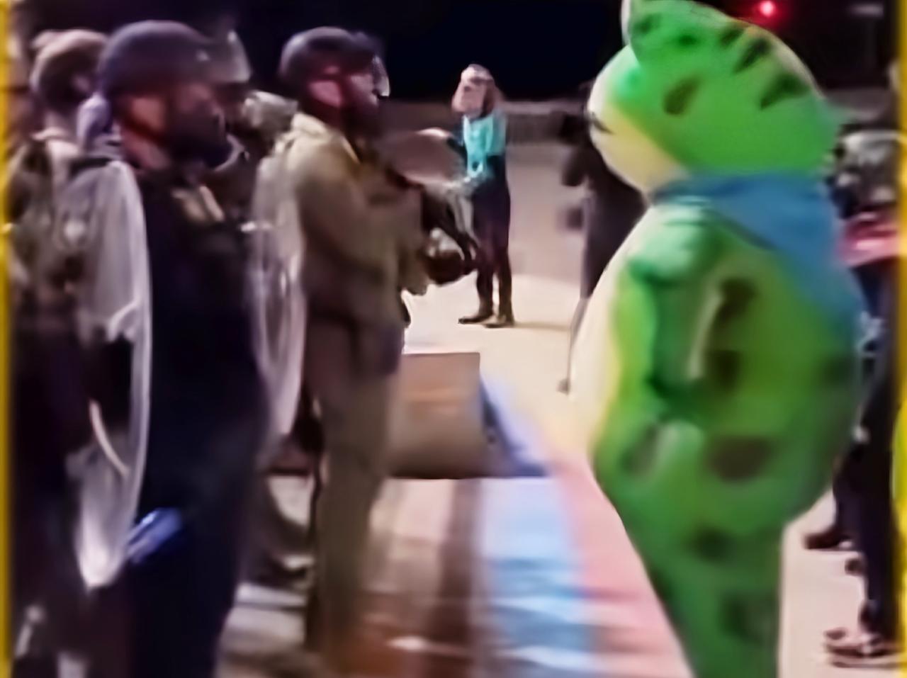 最近啊，“卖仔青蛙服”在美国可火啦，好多抗议者都穿上它在街头“尬舞”。他们这么做