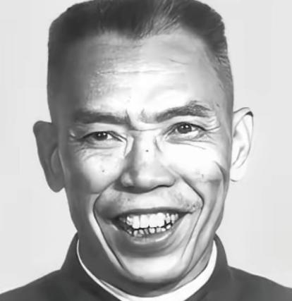 1973年，开国中将梁兴初在太原化工厂劳动改造，一次扫地被工人喊住：“梁师傅，我