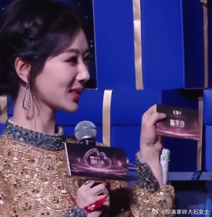 杨紫抽到陈芋汐礼物杨紫抽到陈芋汐的运动大礼包，她最近正想运动，刚好有了器材。 