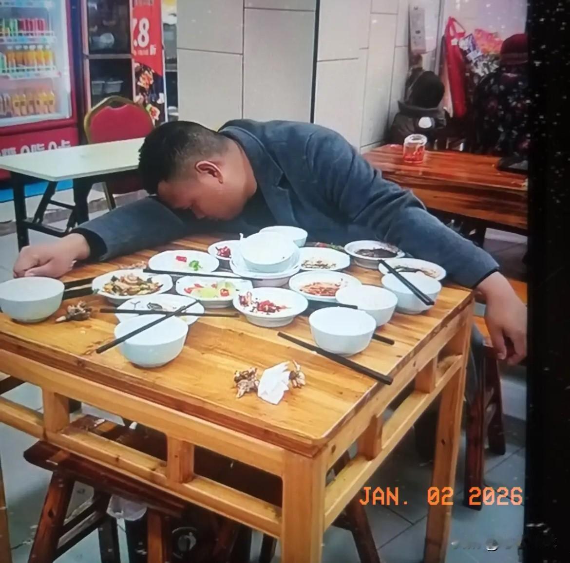 痛心到窒息！
世事无常，
生死真的就在一瞬间！男子和家人在饭店吃完饭，让家人先出