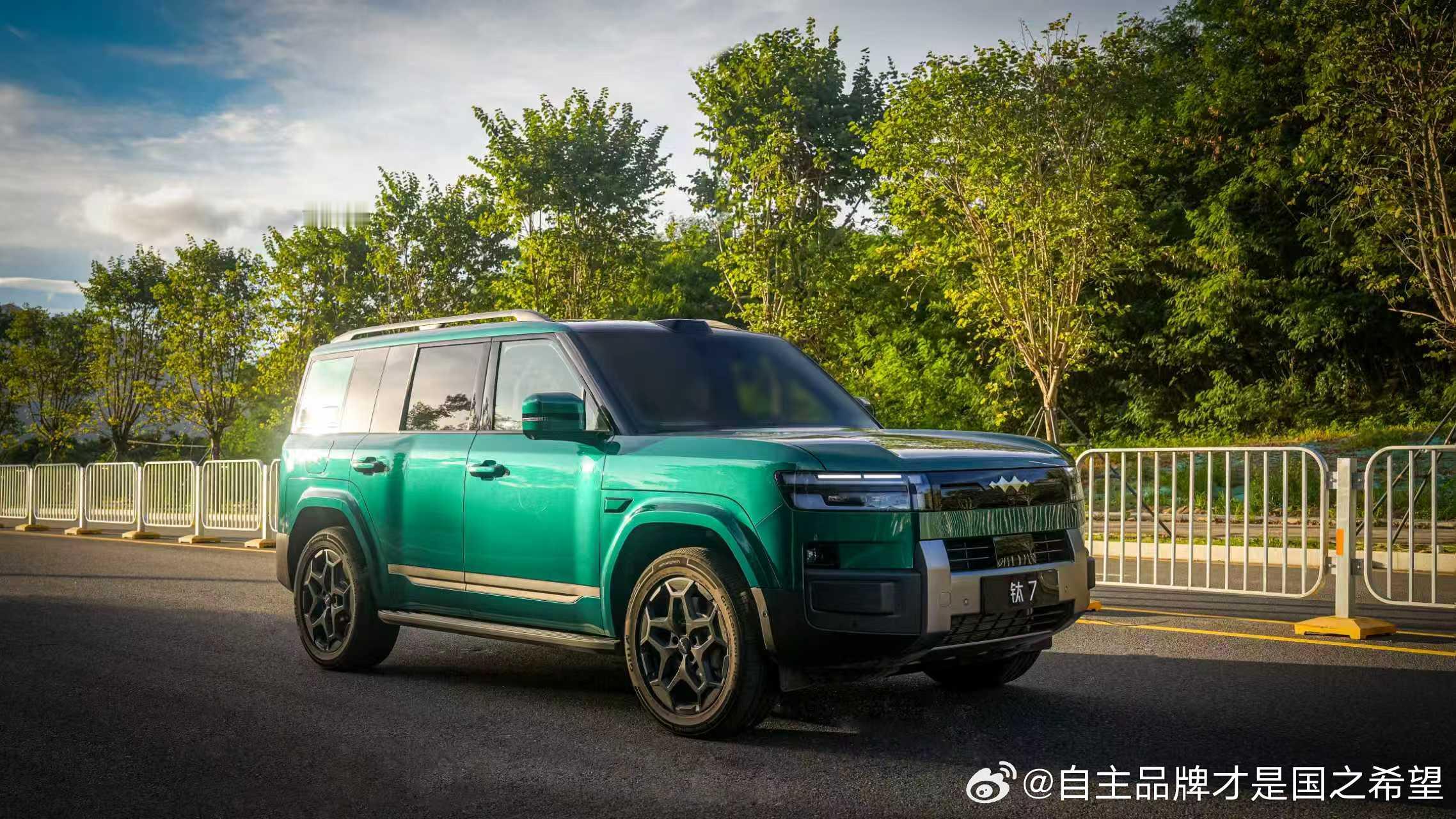 方程豹钛7的加钱绿比千山翠亮一些 我觉得还不错重点是比亚迪油漆厂确实开始发力无论