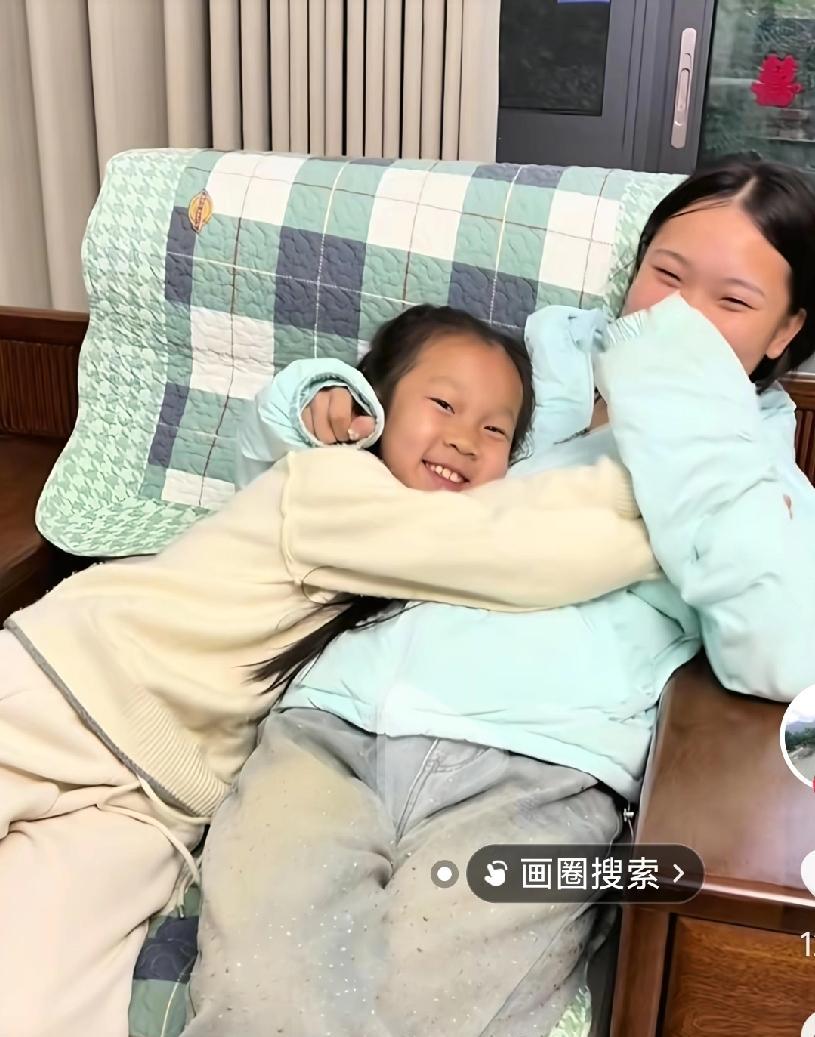 全网夸她懂事，却没人提她不是亲生的。
她爸叫甘羽翼，但她是妻子和前夫的孩子。
创