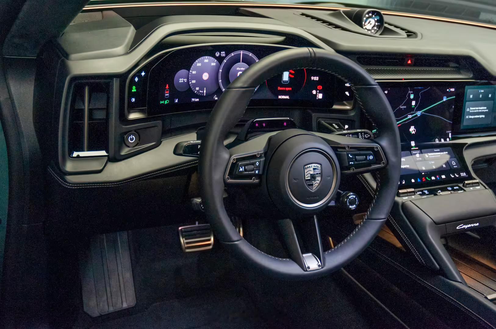 【保时捷产品经理称始终保留物理按键】据外媒 The Drive 8 日报道，保时