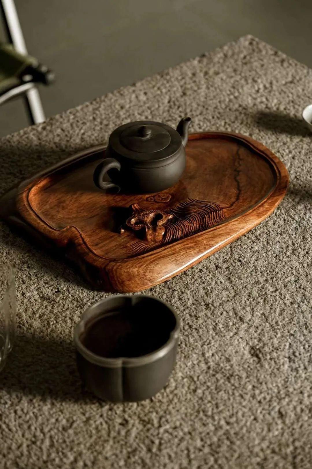 时光，总在茶烟袅袅里温柔铺展。寒岁未消，春信已至，煮一壶新茶，便是与新年最温柔的