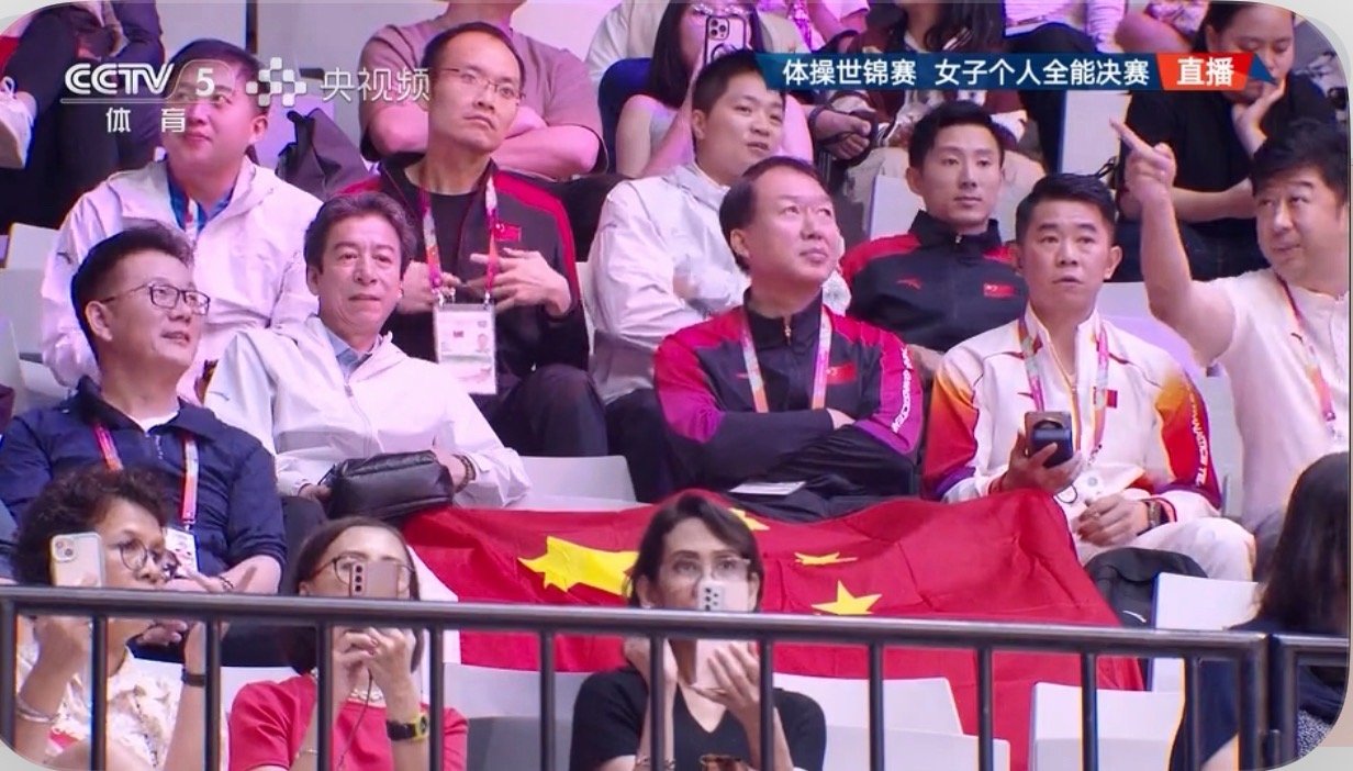 张清颖平衡木破14了 现在来到第一名 中国队的教练员都来了 ​​​