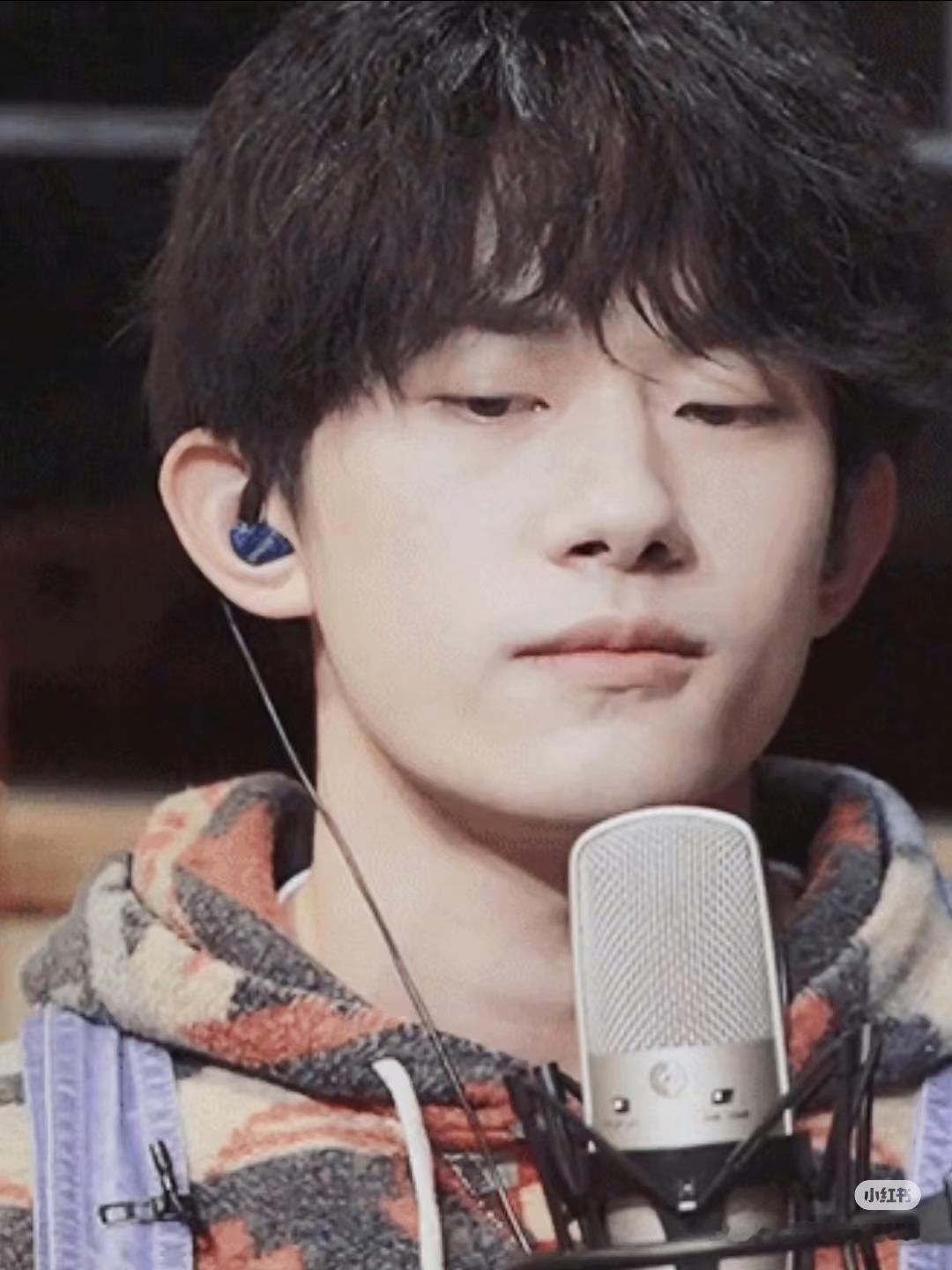 易烊千玺 易烊千玺电影惊蛰无声 四字 易烊千玺 yyqx 四字弟弟 千玺的笑颜在