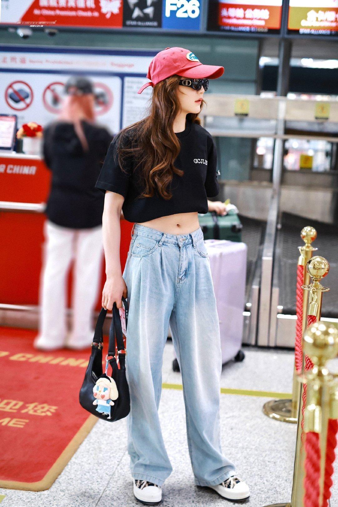 陈梦 | 是女儿是妈妈 「250528」 🛫：请查收美女的腹/肌[爱慕]​​​