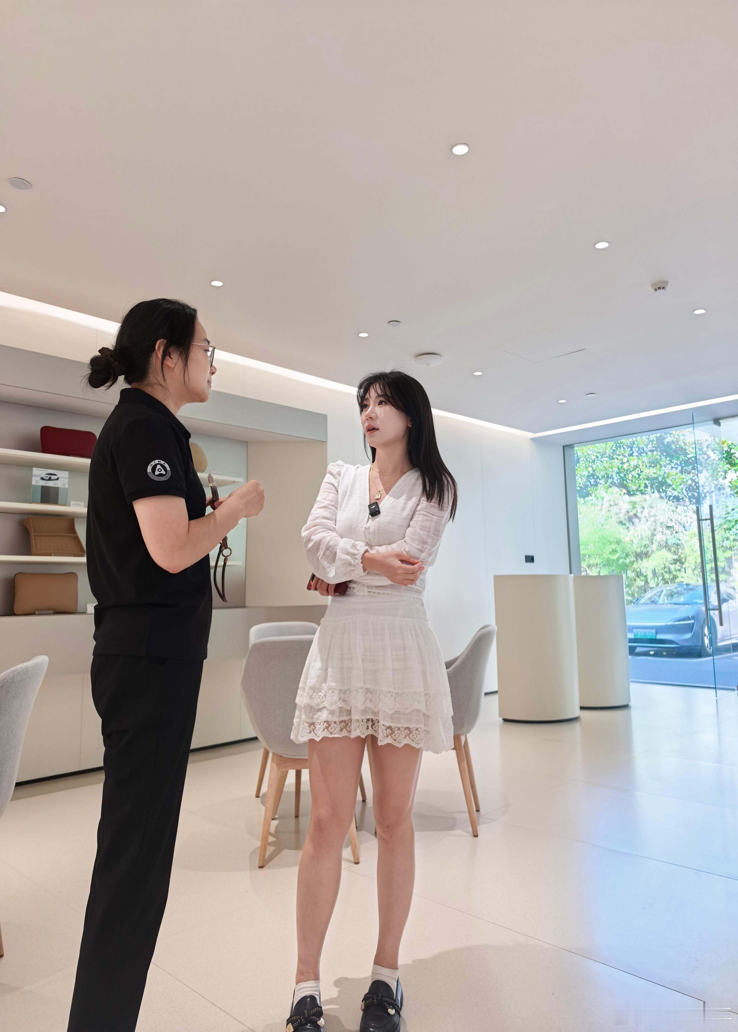 和鸿蒙智行的经理聊会儿天就回公司啦！一上车就自然打开智能辅助驾驶了，就算是公司离
