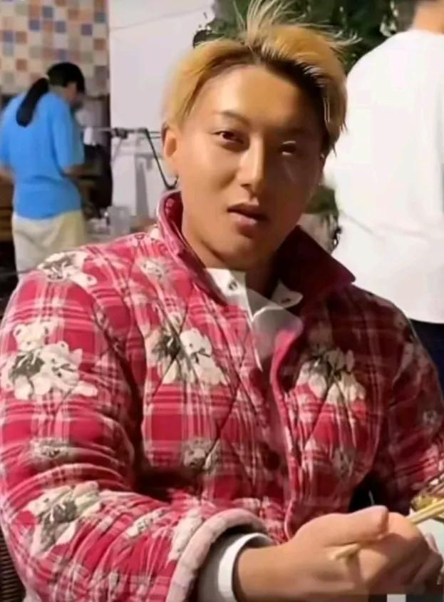 太接地气了！

黄子韬这身“回村穿搭”松弛感拉满啊[捂脸]

满满的人情味儿，真