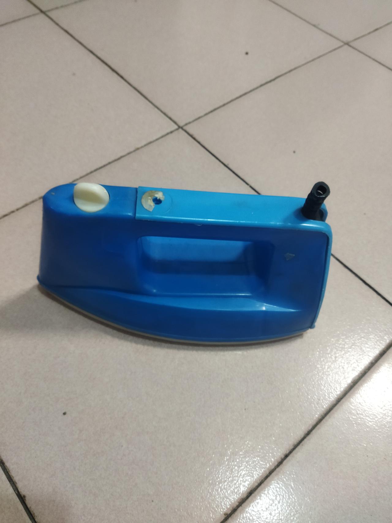 使用了40年的电熨斗彻底报废了昨天老伴修改衣服时说电熨斗通电后不加热了；说起这个