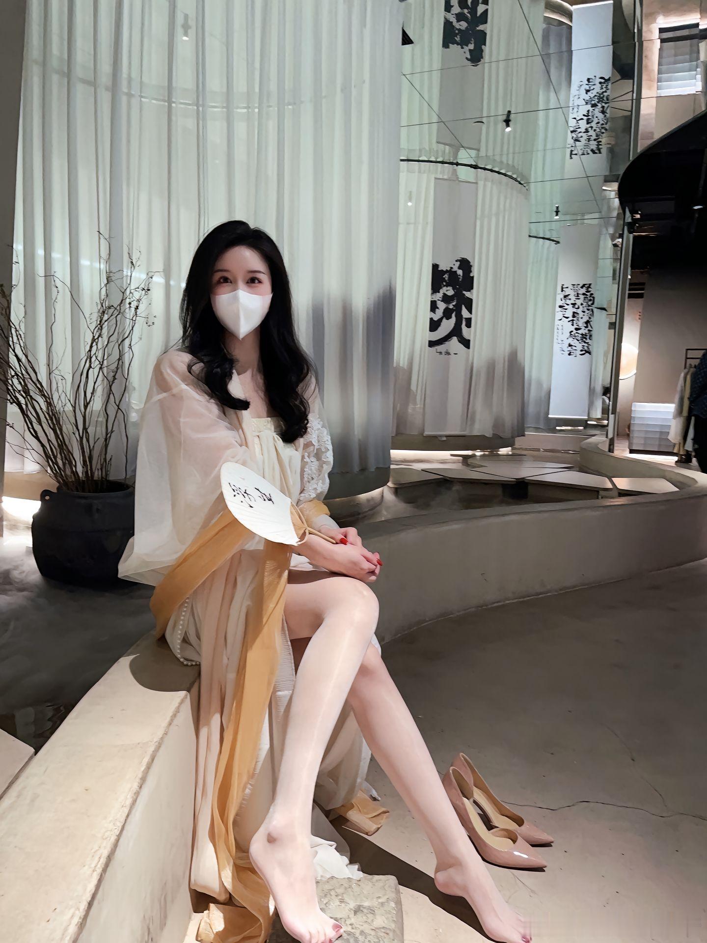 裸色浅口细高跟，白色丝袜袜尖透明，古装汉服的反差美，芝岚更懂你～ ​​​