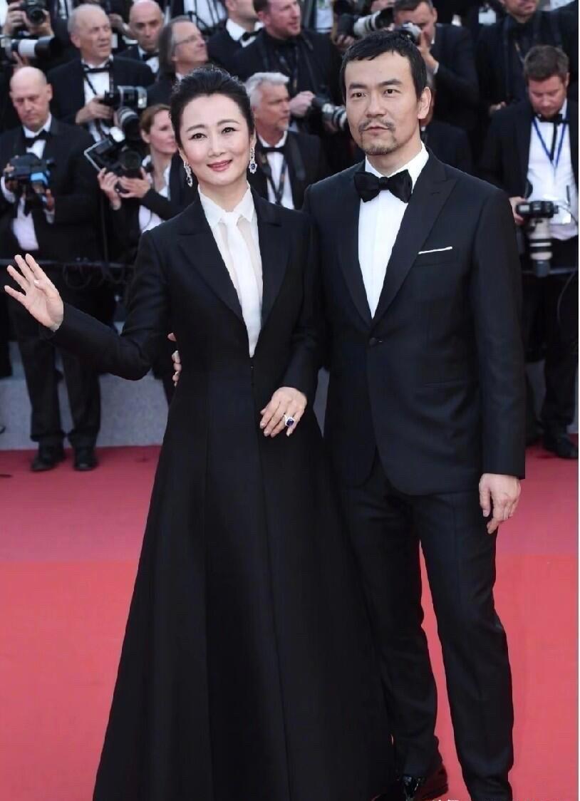 廖凡站那儿，不说话都像有戏。
霍思燕挨着他，没热搜，但戏里从不水。
她不靠老公出