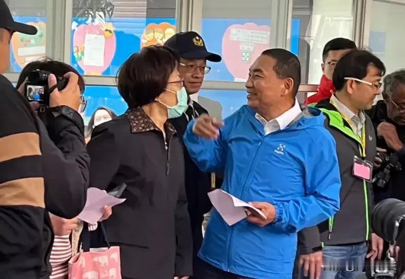 台湾大选投票现场侯友宜笑出了表情包

2024台湾选举投票现场，如下图所示，
侯