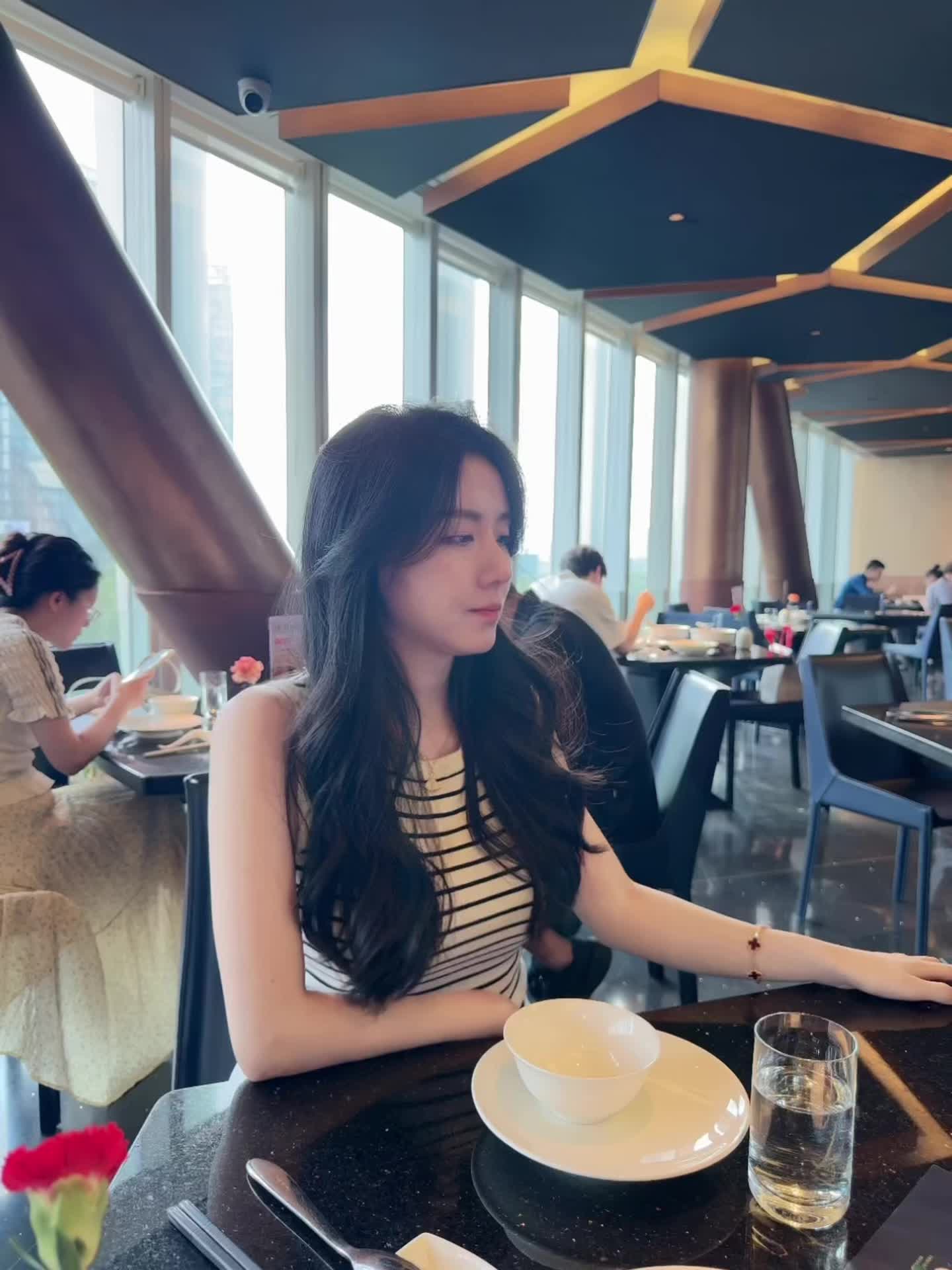 我不爱无聊人间，只偏爱你眉眼