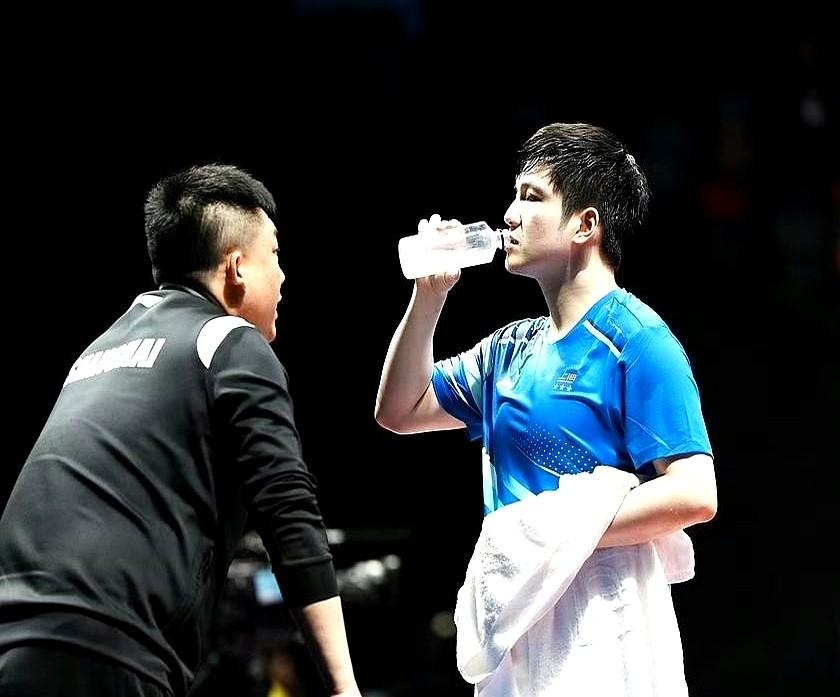 在乒坛，赢的含义远不止比分。

樊振东4:1战胜薛飞，晋级八强，看似轻松，但比赛