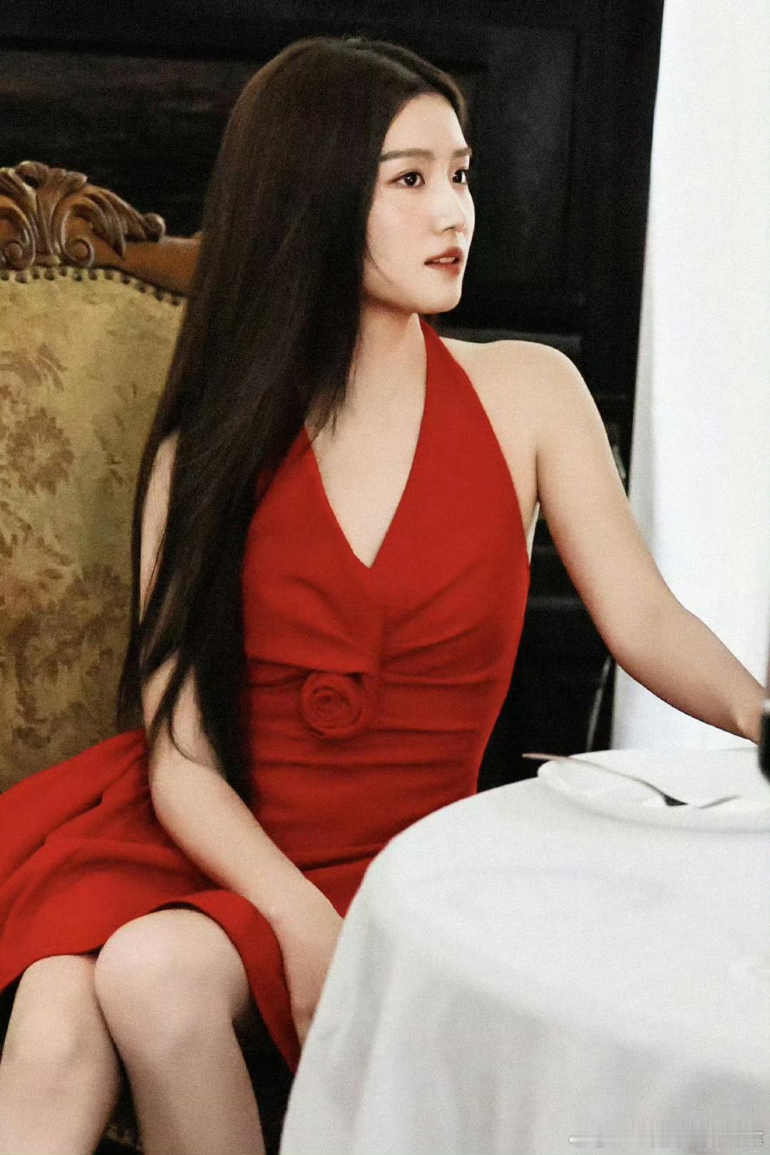 卢昱晓红裙一身红裙肌肤似雪黑发如瀑没想道噜噜晓这个淡颜美人穿起红裙来，美得这么有