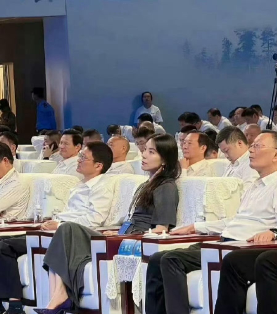 承认蔚来的老板娘确实好看，谁见到都忍不住多看两眼 