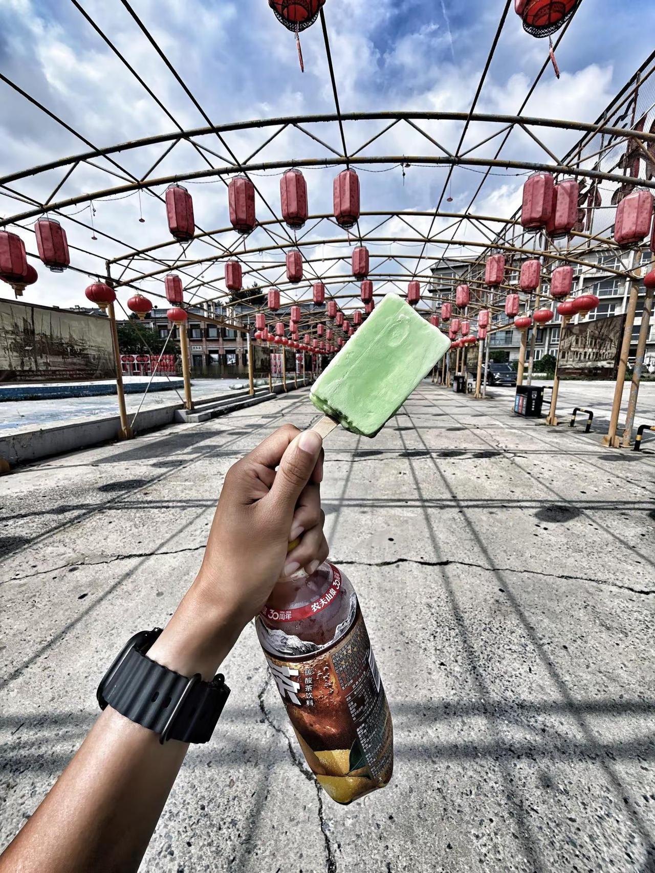 “尽量快乐 然后一定善良 如果活得足够长 终究看到命运把因果兑现 ”