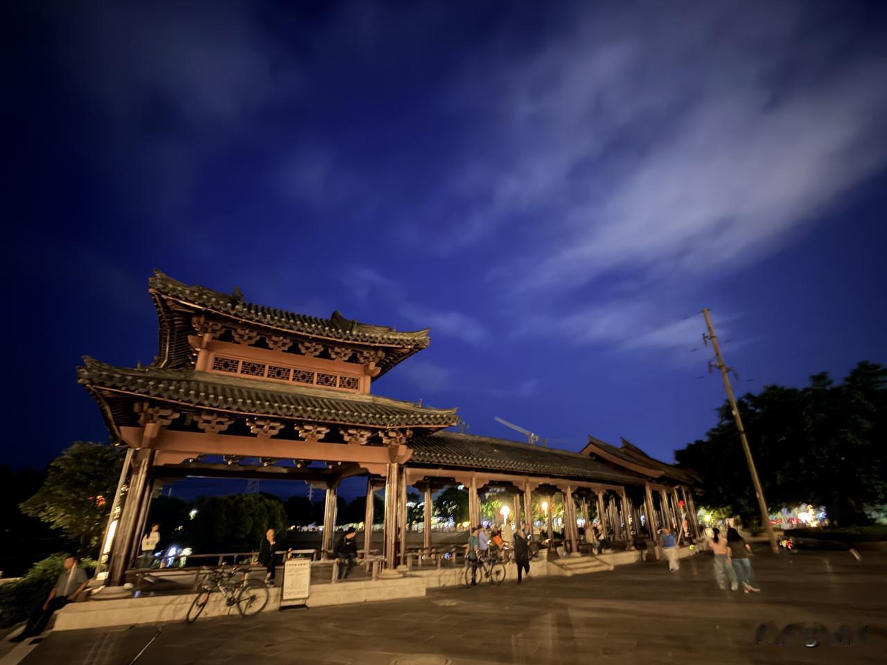 今天吃过晚饭之后，我来到了甸溪河湿地公园，感受到了公园文化广场的别样面貌。

晚