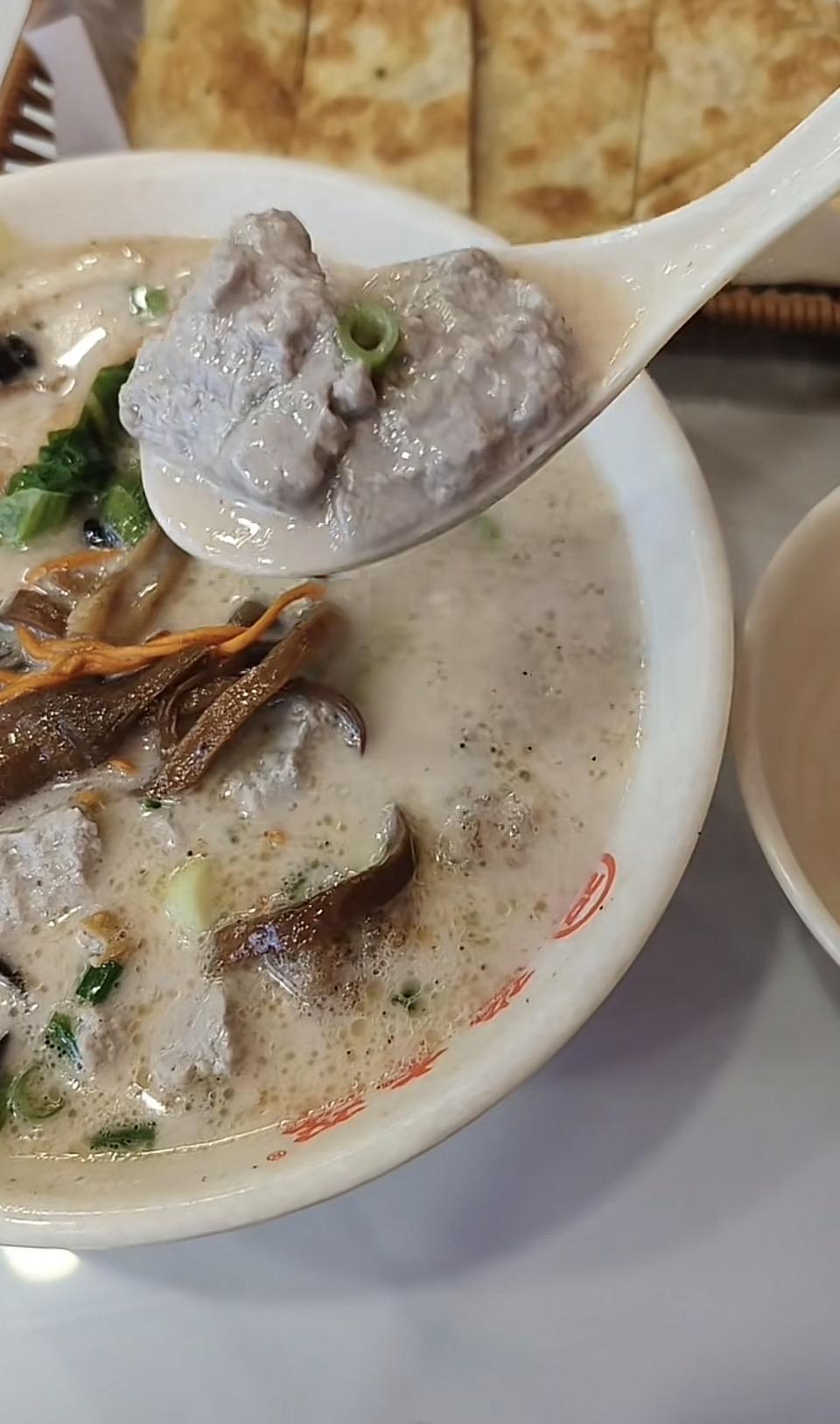 这碗汤料真丰富，有肉有菜。你的夏日专属治愈瞬间是什么?