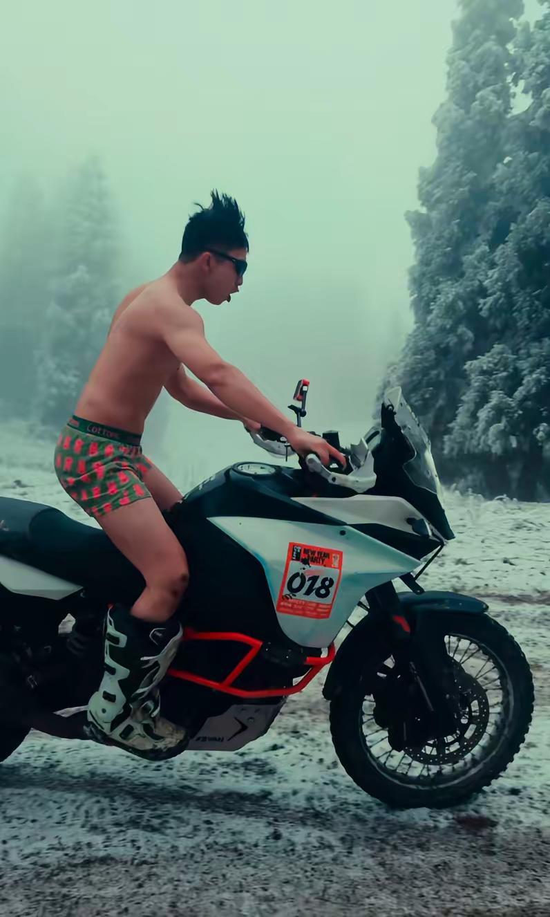 为撒子女骑可以从穿内衣开始拍vlog.我不能穿内裤骑车？