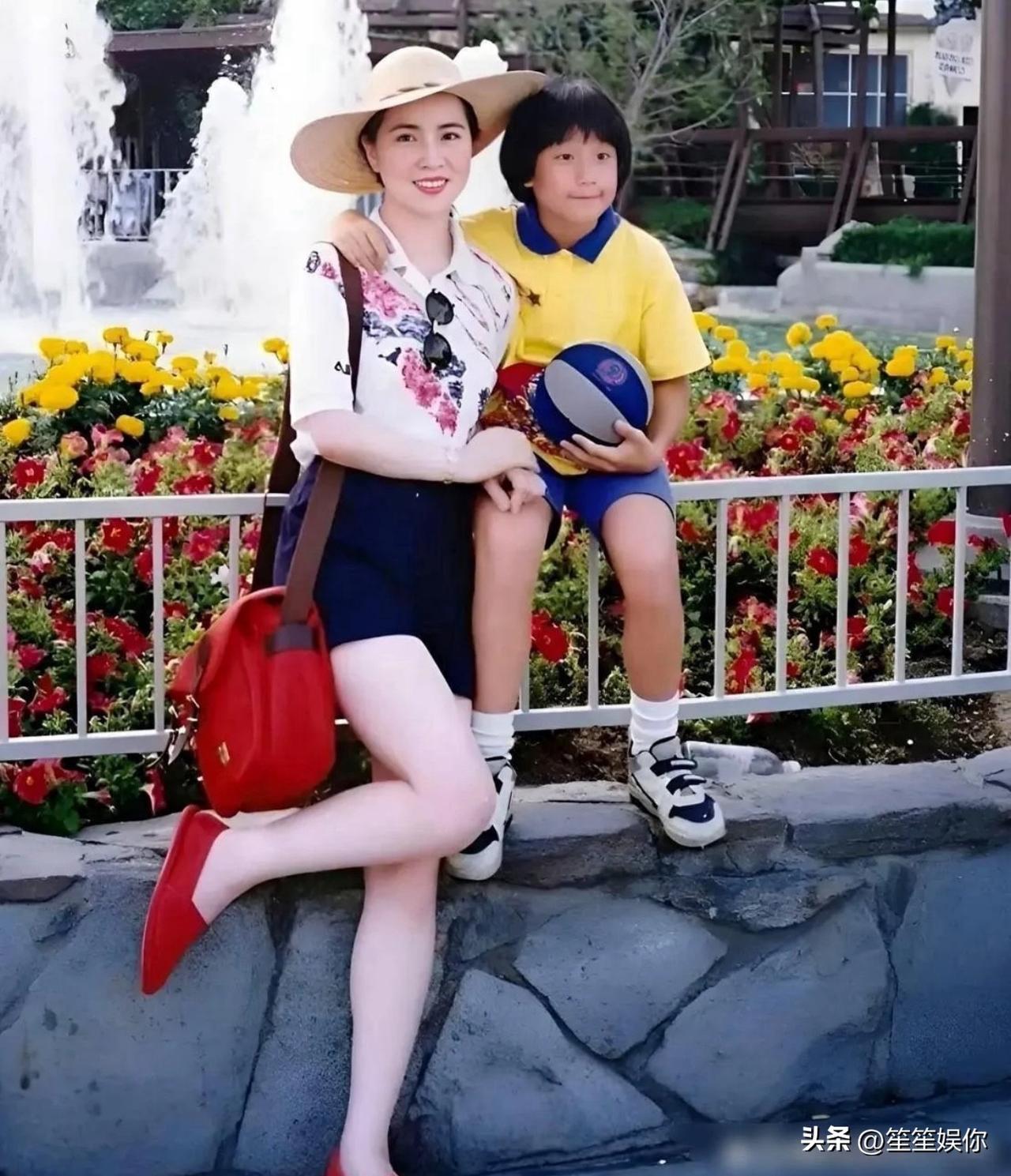 成龙的太太也太美了，人拥有太多就是这样啥都想要不珍惜，听说儿子采访说他妈妈经常在