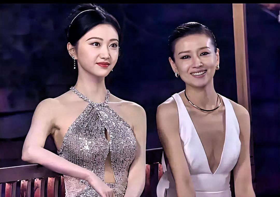 美人同框是最残酷的。董洁已经够绝了，景甜一站过去还是被比下去了。
 
平时单看都
