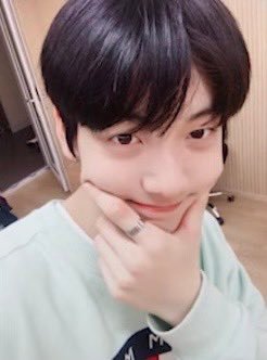 TXT练习生时期作为作业提交的自拍，好嫩的宝宝们