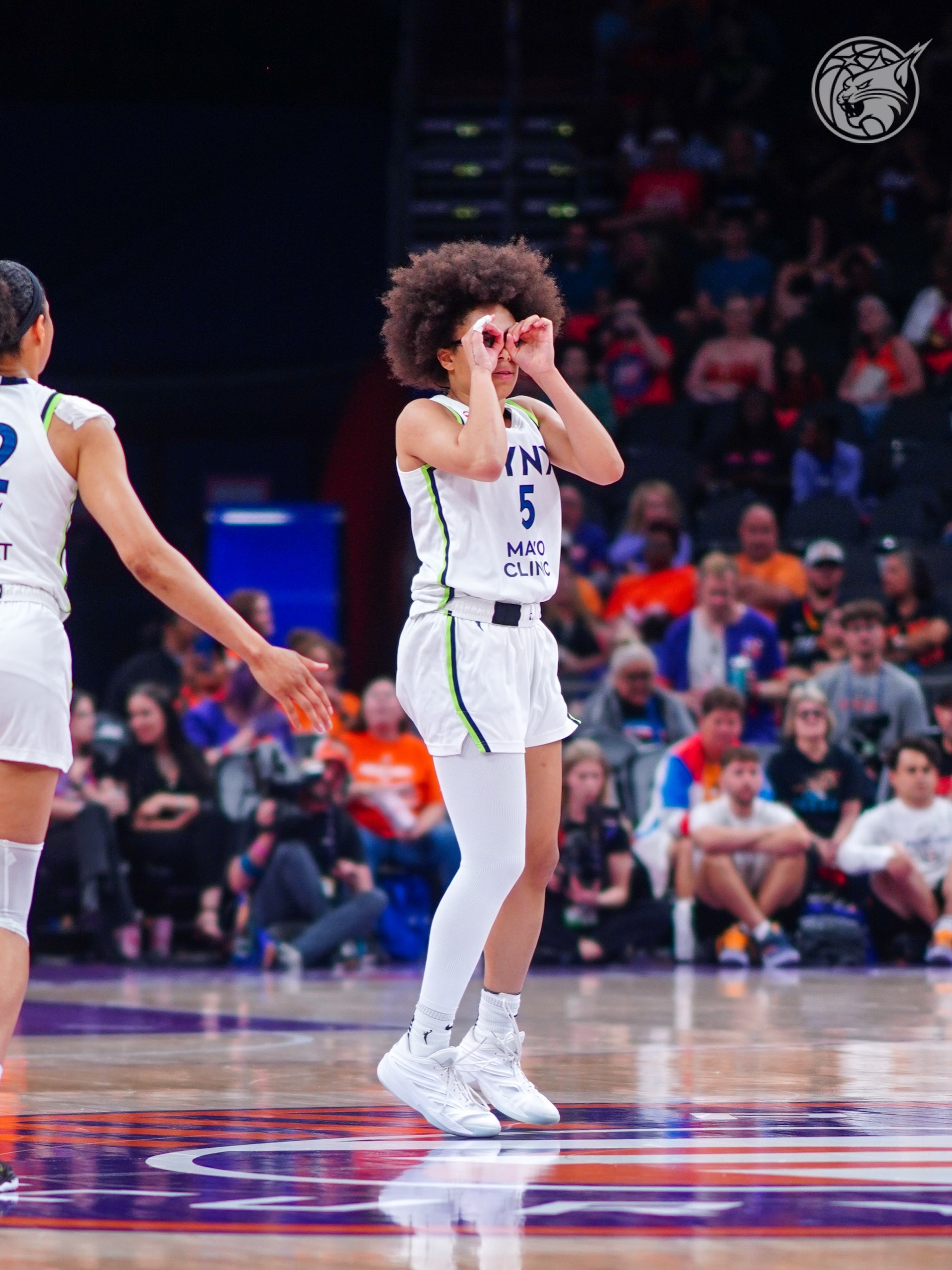 WNBA 山猫主帅里夫对于刚刚拿到上月最佳新秀的迈尔斯的评价：“我们了解到的是，