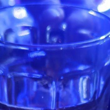 你舍不得扔的东西其实都带着一个人的手温你衣柜里有一件起球的旧毛衣，早就不穿了但一
