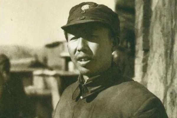 1945年深秋，新四军三师三万多人从苏北徒步北上，目标是冰天雪地的东北。黄克诚知