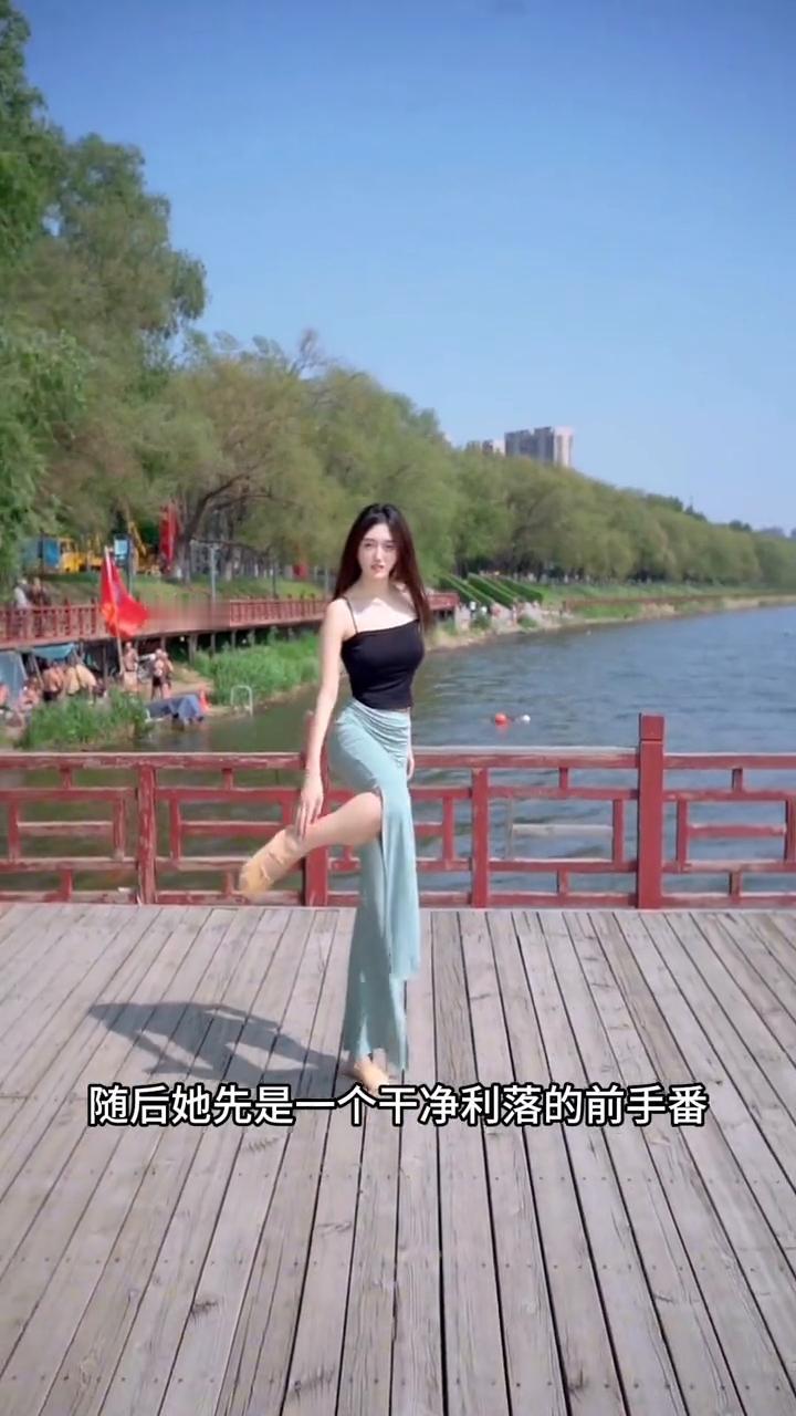 绝美的身手。
起初我以为眼前的这位美女在练习舞蹈，只见她踮起脚尖轻快跳跃，瞬间来