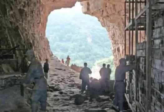 1940 年，日军抓了一个村民，逼问八路军的物资藏在哪里，村民本想糊弄鬼子，就随