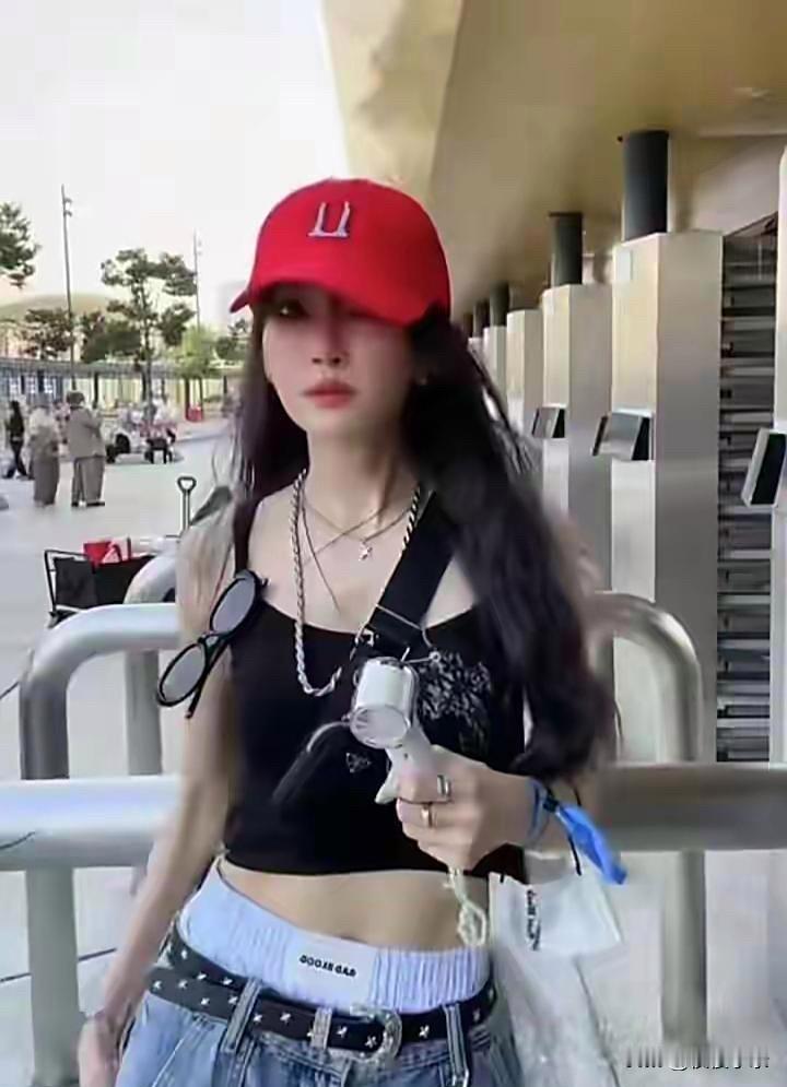 不得不说，谢金燕绝对是保养界的鼻祖，50岁的年纪，20岁的身材和容貌，绝了！[赞