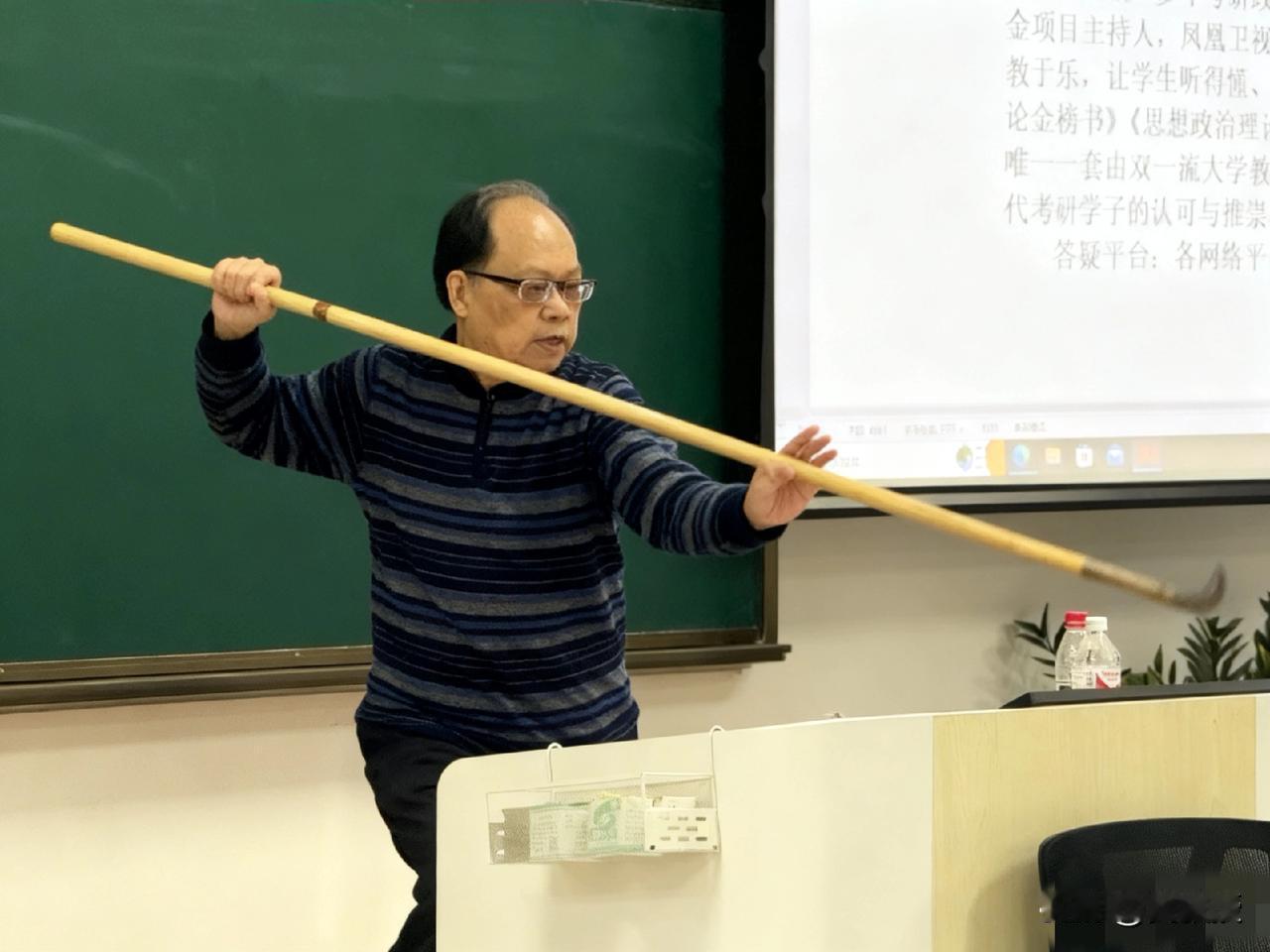 老徐@老徐说道 一早在群里
和我们分享了一个消息
他使用打狗棍法
又让一个黑粉永