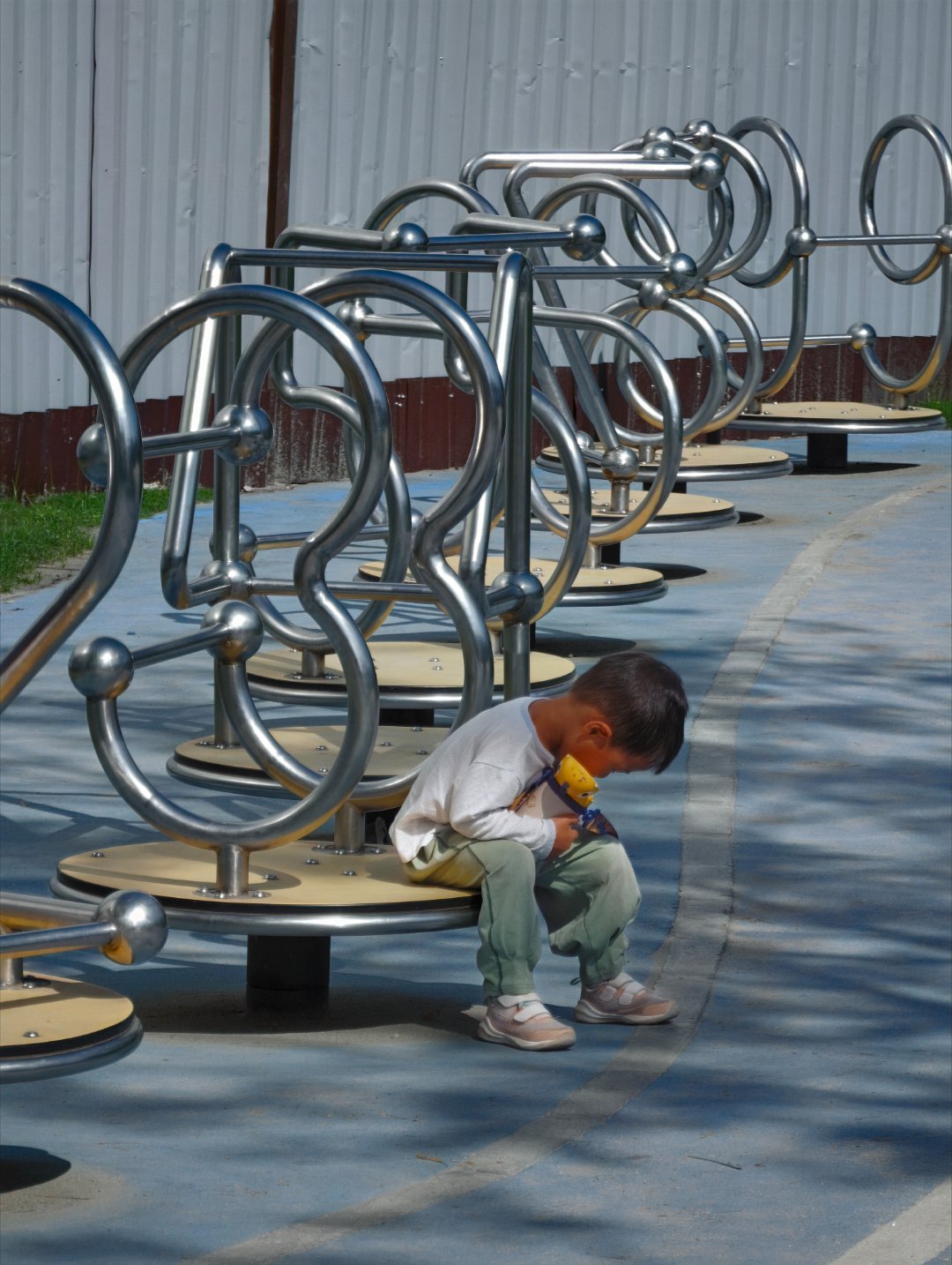 雾都奶爸 特别喜欢数字3，吃饭要第三个吃完，连公园玩儿童设施都得坐3这个数字上，