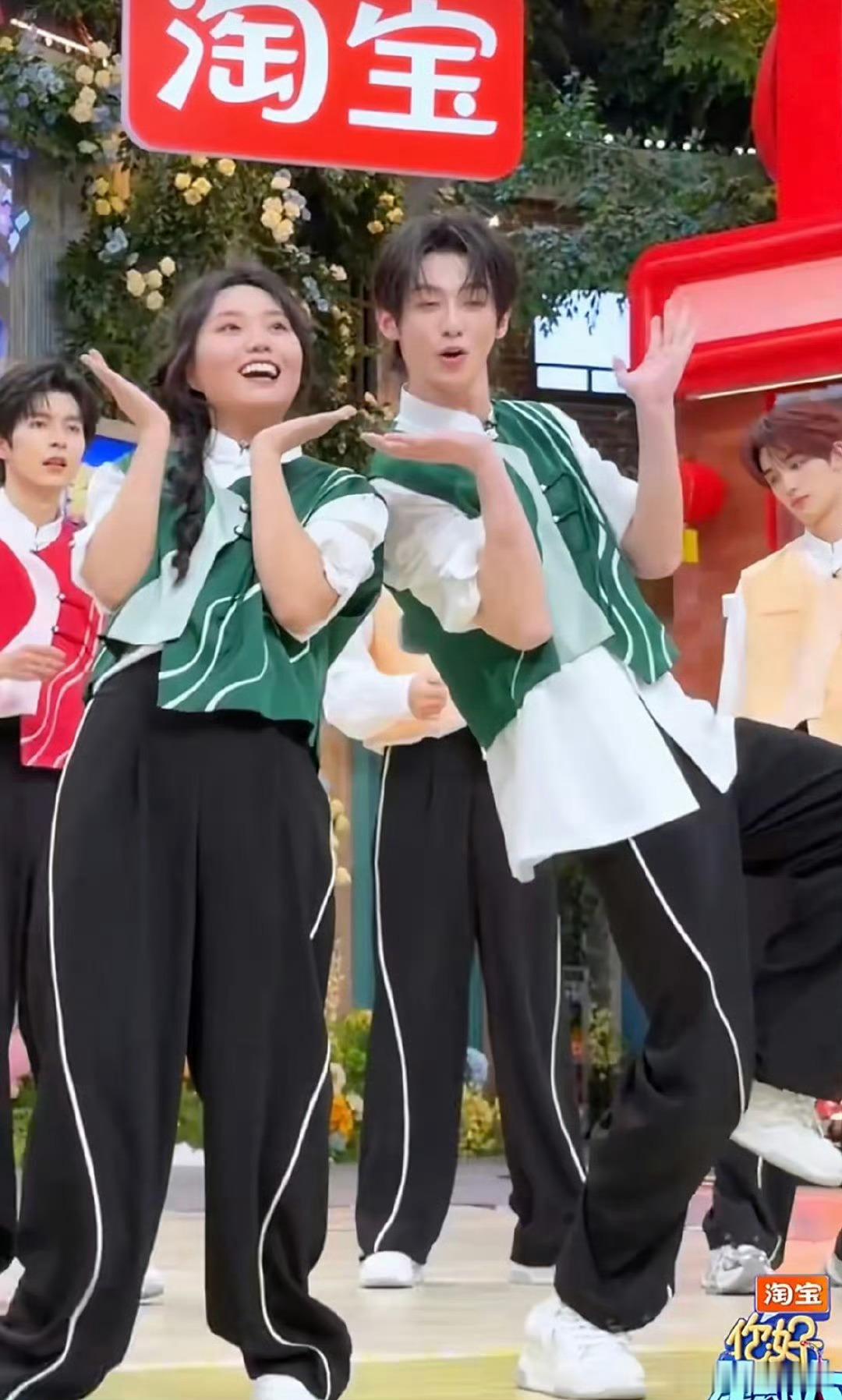 轻快舞步+治愈笑容，满屏春日感，看完心情直接放晴🌼李雪琴赖伟明双人舞年下感拉满