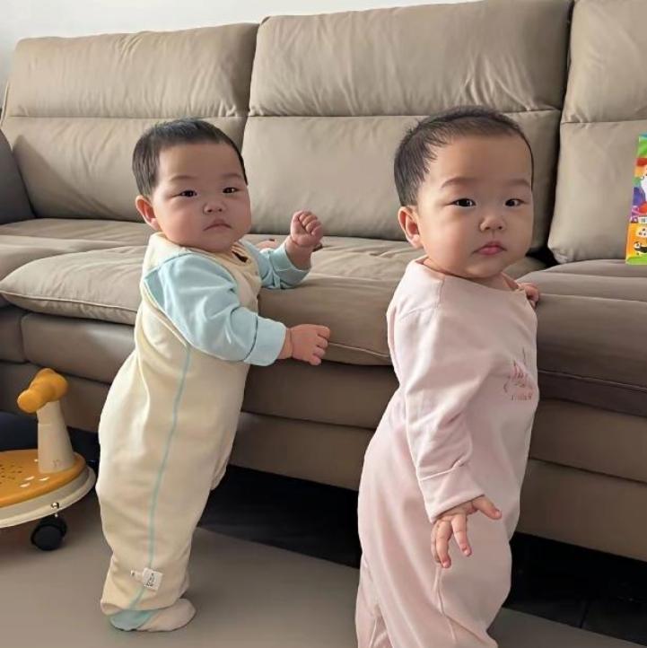 大二生下双胞胎，孩子生父当年身份不明！
 
一晃八年，母女的生活总算安稳下来，没