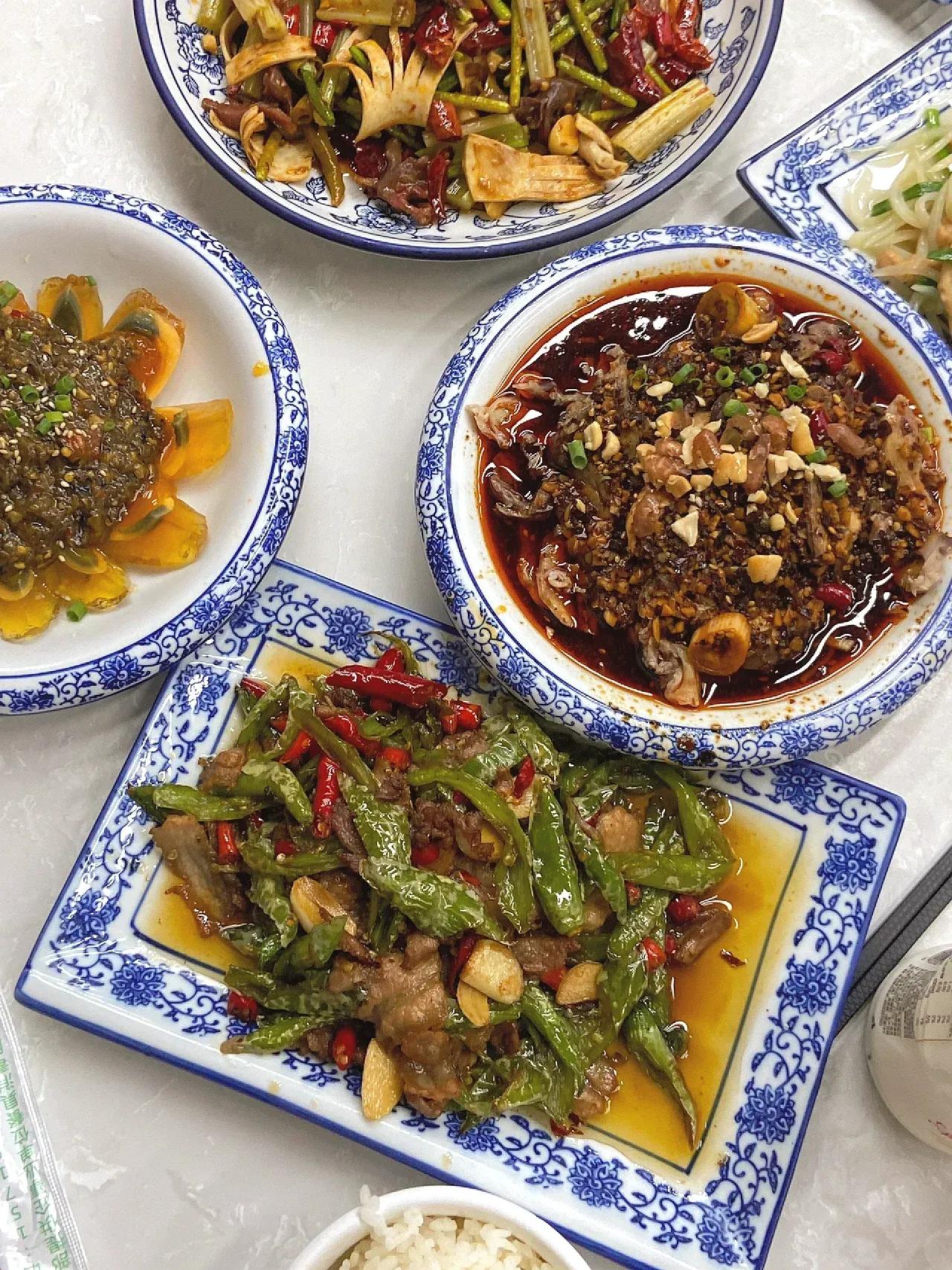 成都｜这才是有锅气的炒菜！超下饭呐🍚


名字就叫：家常菜（三圣街那里，店面不