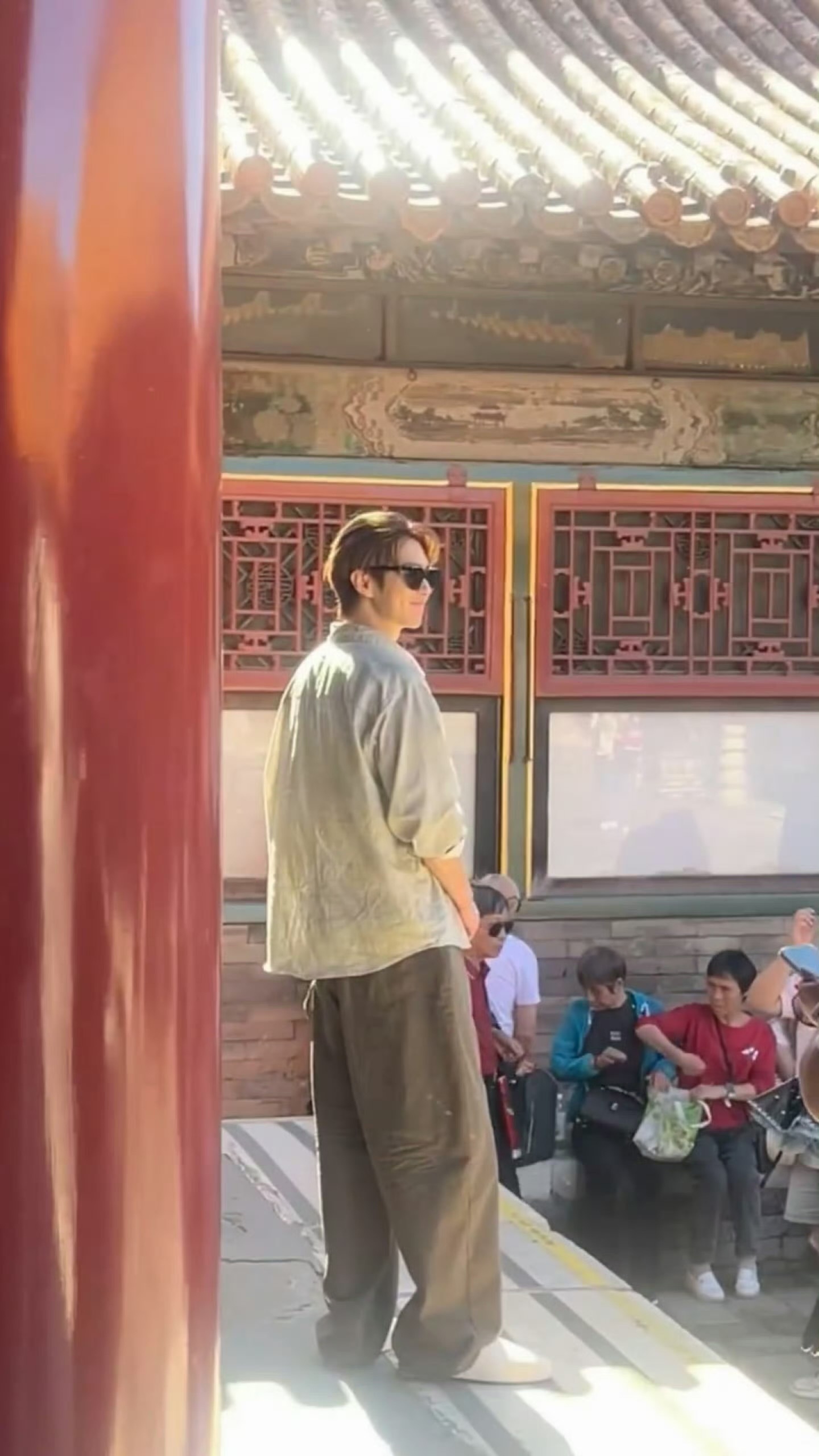 许凯发文分享故宫游客照许凯这惊人的美貌，路人偶遇都在夸帅的不在一个图层，人群中一