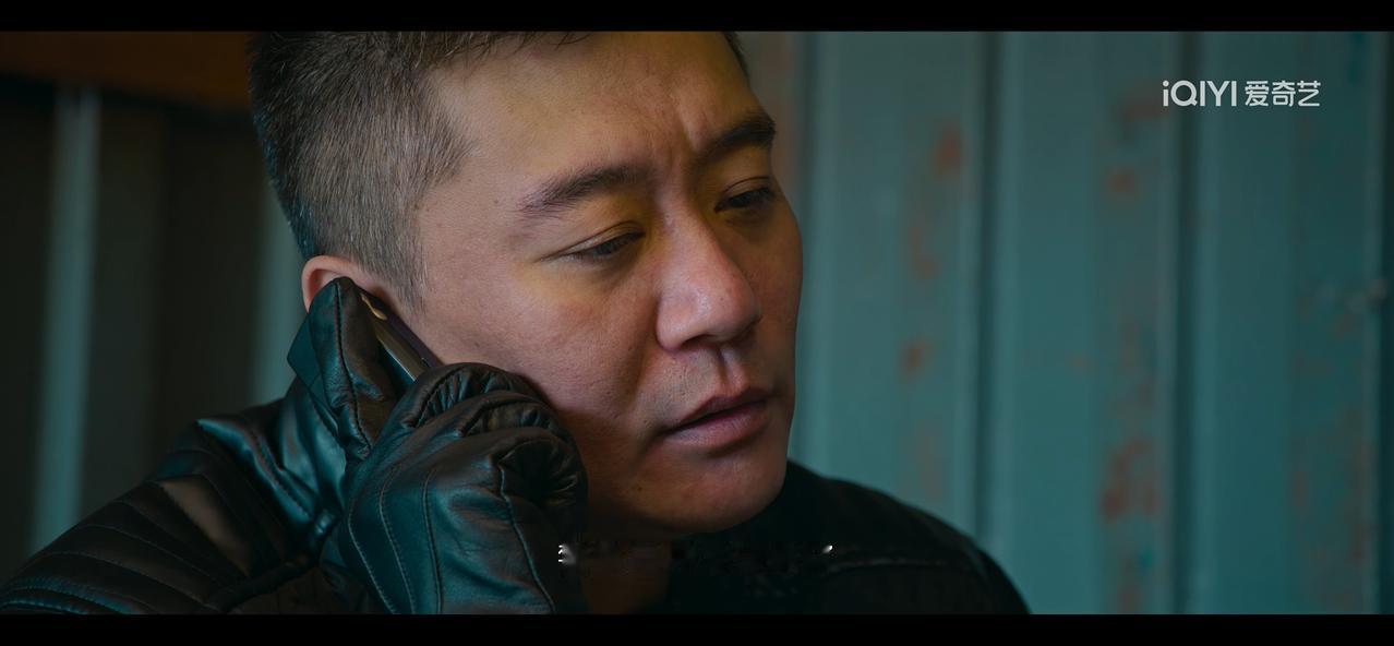 《罚罪2》曾旭两手握枪，紧张到不敢喘气，看不见人，门却开着，门里面地上两罐煤气咝