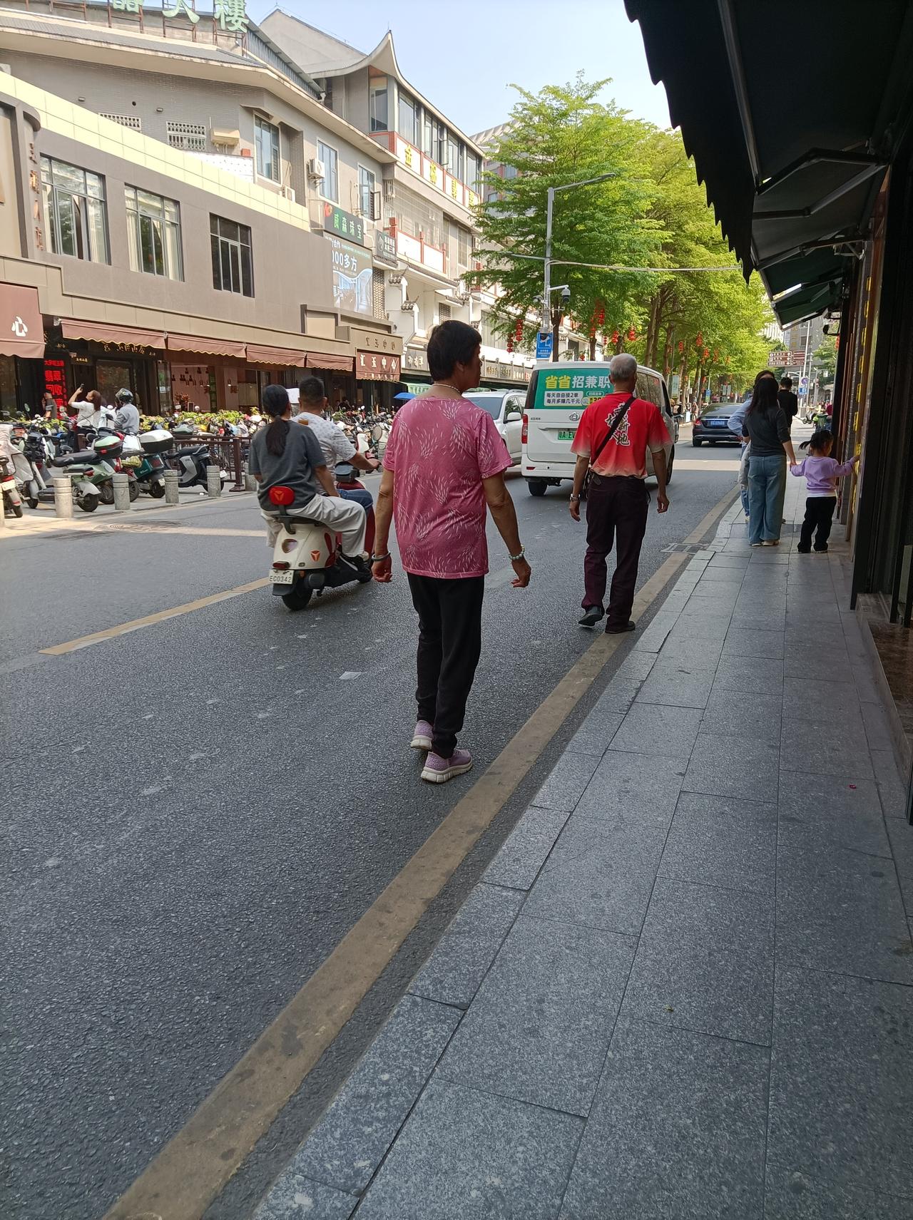 路上看到的春日街景这几天气温升高了，好多人都穿上短袖裙子了，这是在佛山街头拍到的