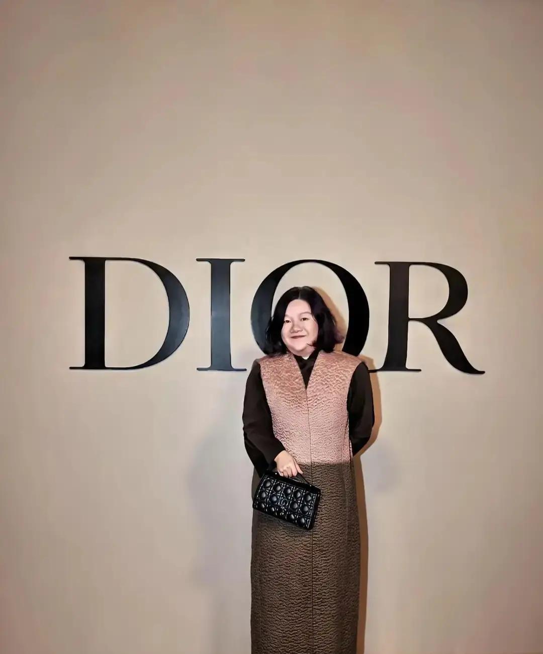 花一万五买件看不出牌子的外套？
洪晃在三里屯被拍到的这件灰大衣，让所有追逐爆款的