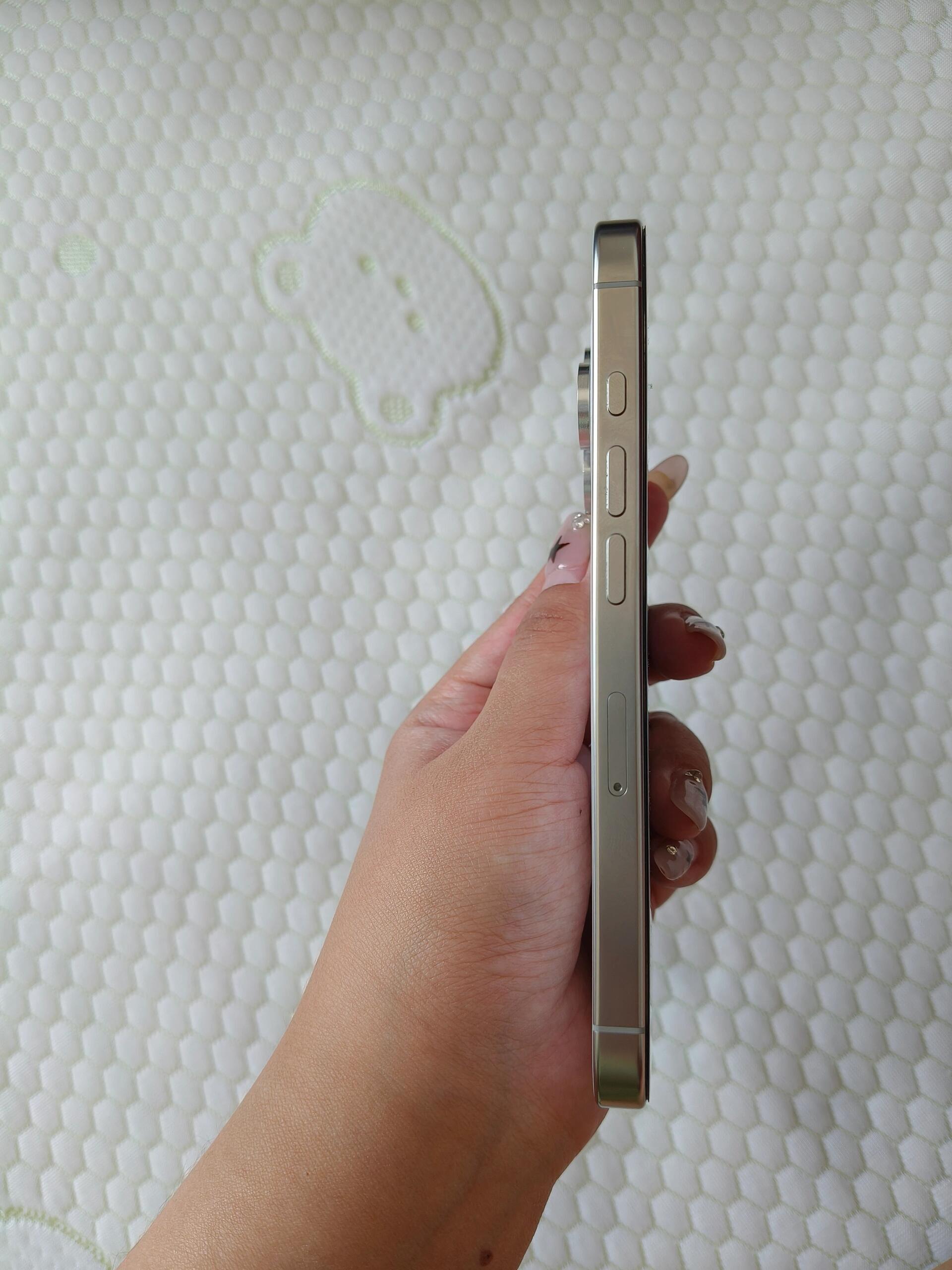 网友说她的iPhone 16Pro是弯的，能看出来吗？ ​​​