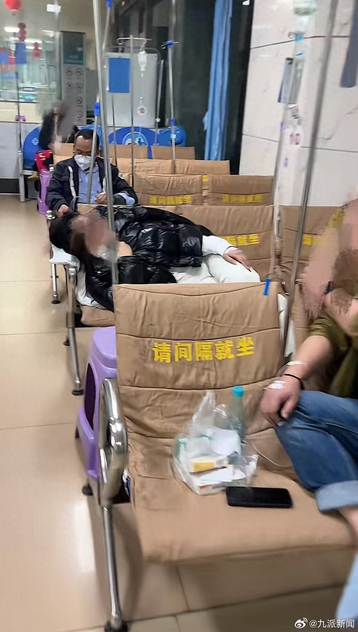 #7人火锅店用餐后上吐下泻#【#火锅店回应7人用餐后上吐下泻#：外地游客，卫健委