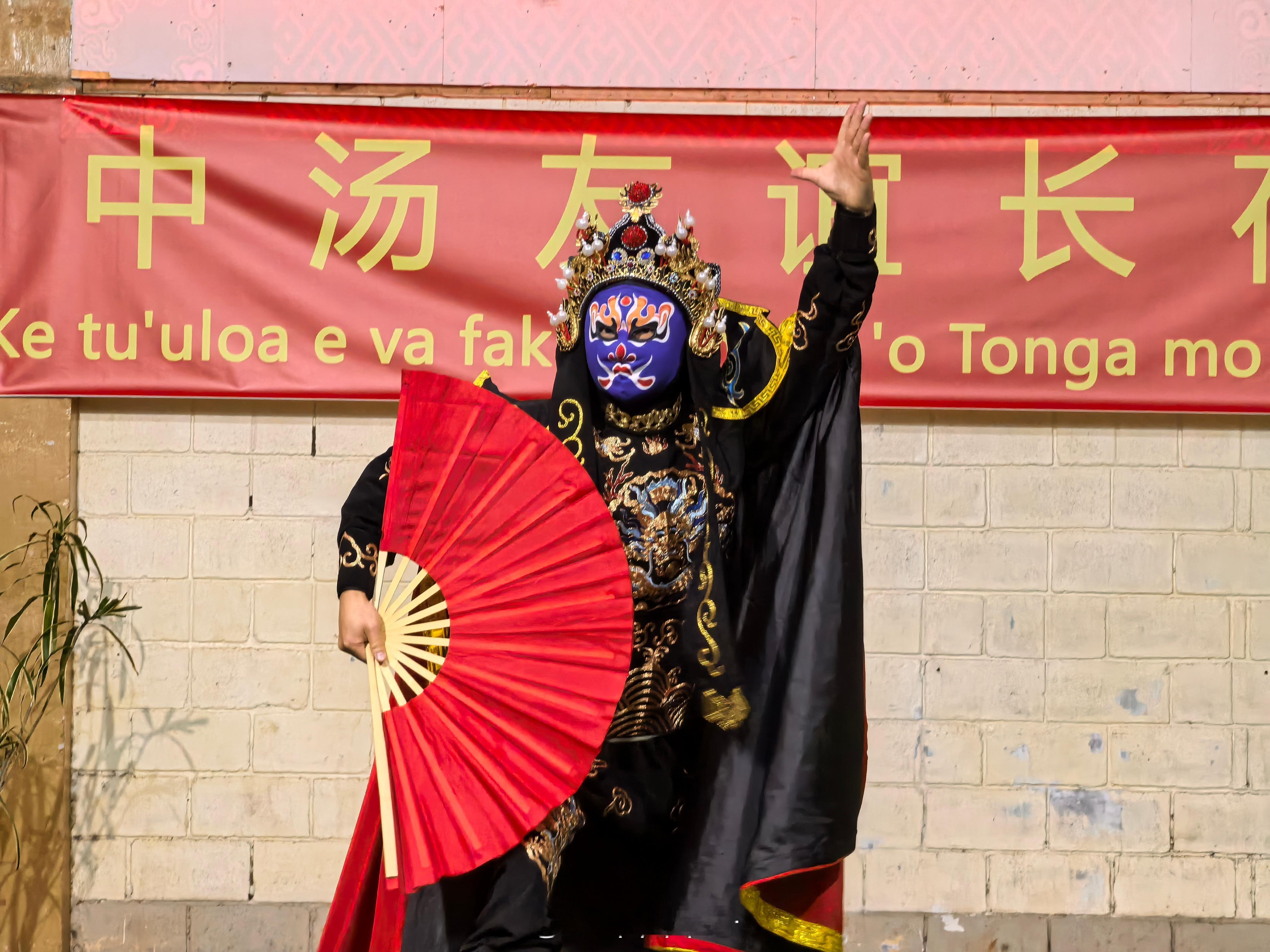 【海军丝路方舟号医院船在汤加开展联谊活动】10月16日，中国海军“丝路方舟”号医